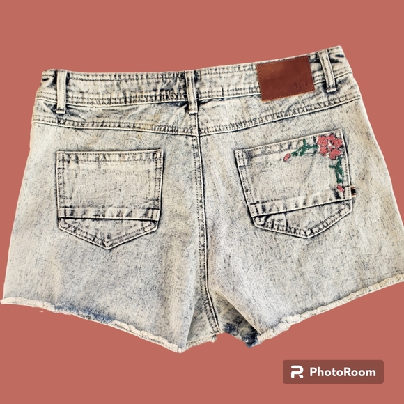 SOLD Bellfield acid wash embroidered floral cut off jean shorts - Picture 7 of 10